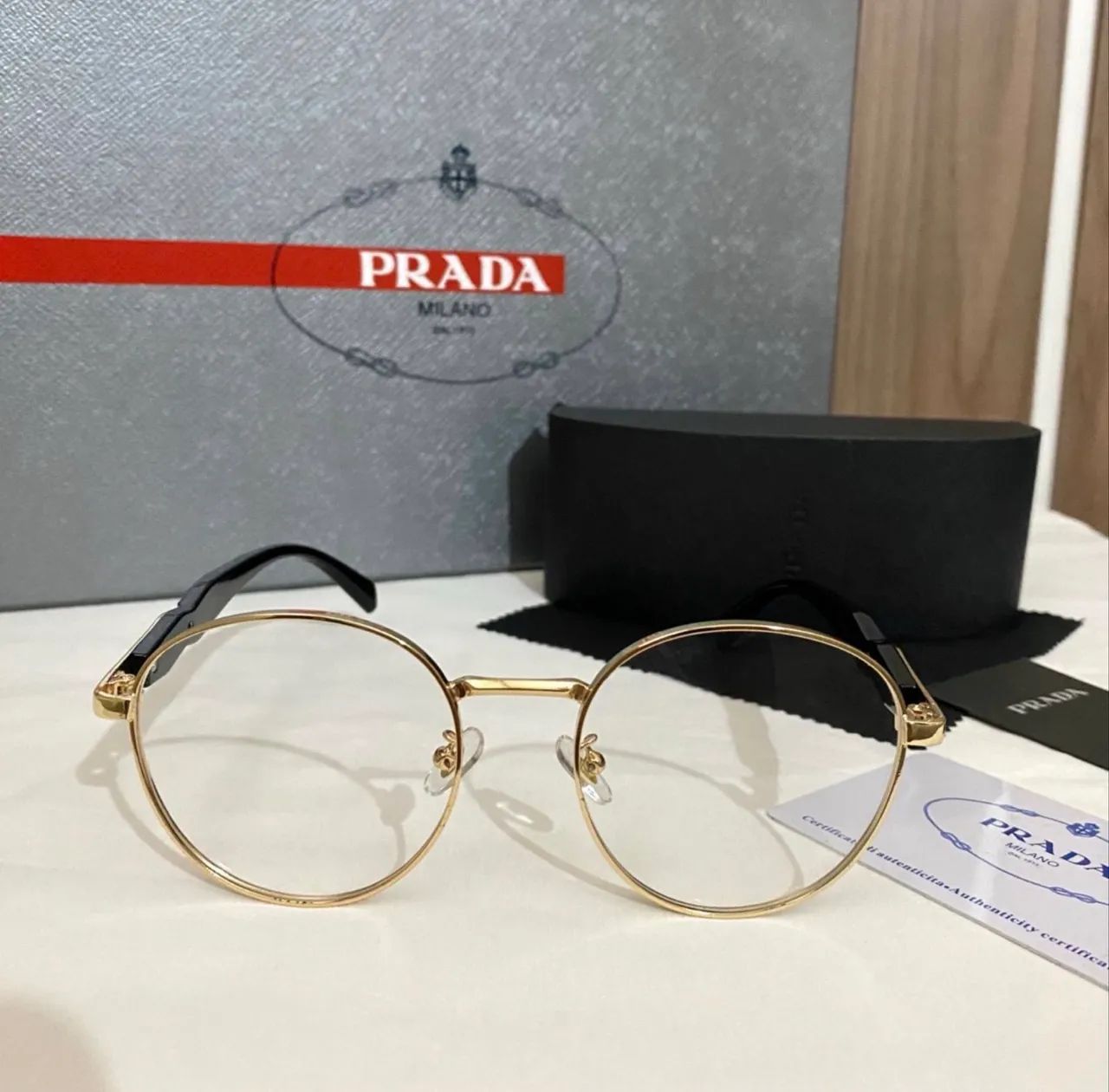Óculos dourado Prada 