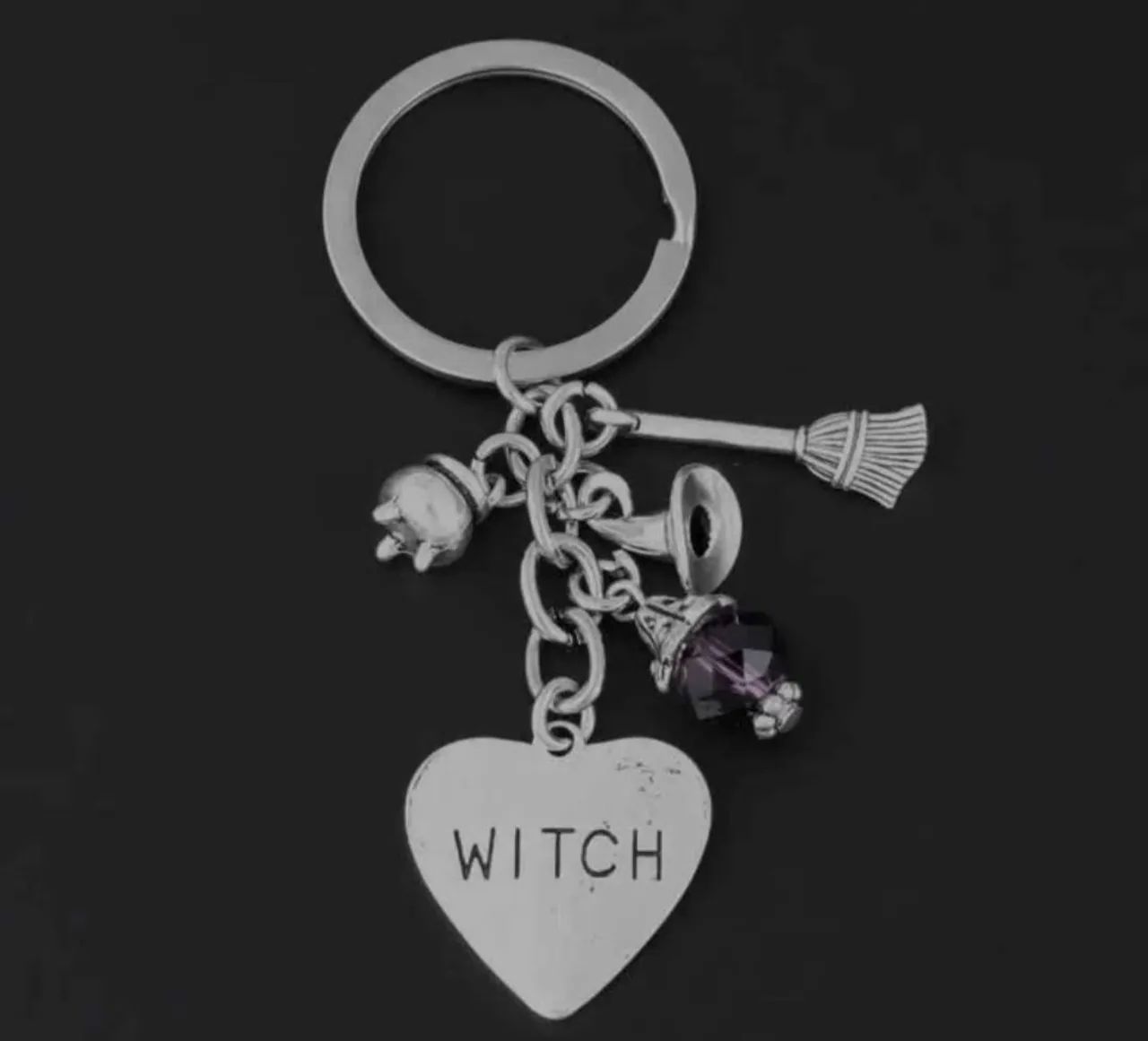 Chaveiro bruxa witch bruxinha com miniatura de chapéu, vassoura e caldeirão
