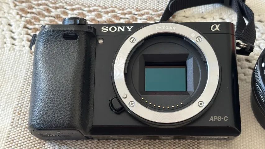 Camera Sony Alpha A6000 + Lentes SEL35F18 e SELP1650 + micro SD