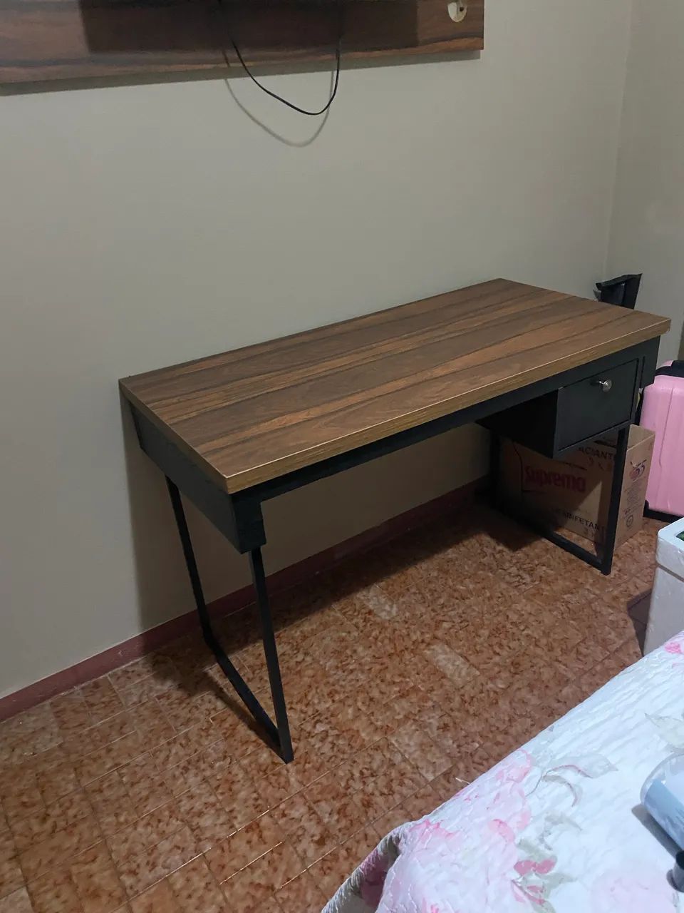 DESK WITH PANEL494540352285593601
