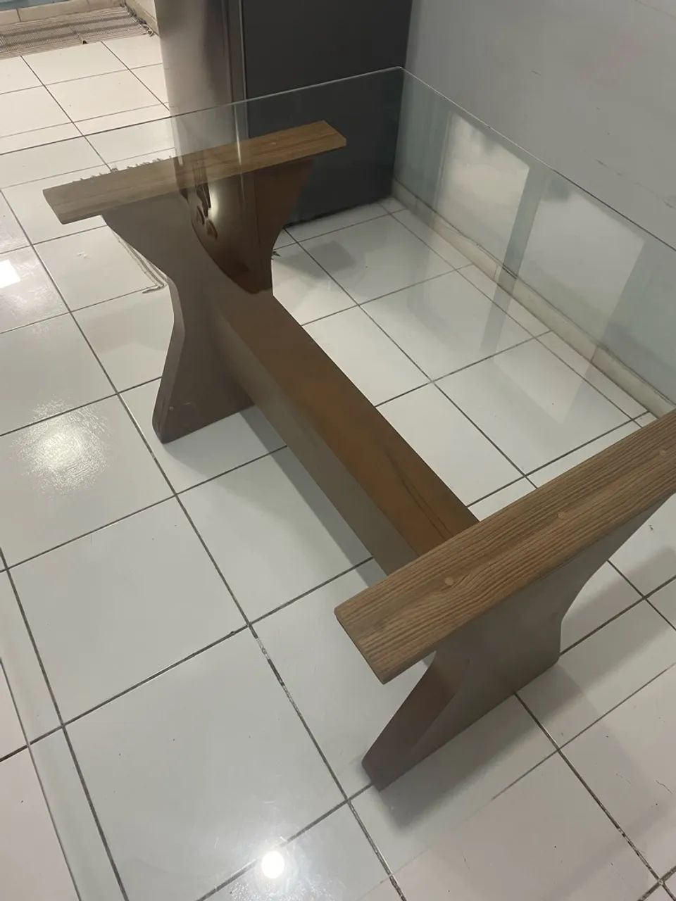 mesa de vidro com pé de madeira  - Foto 4
