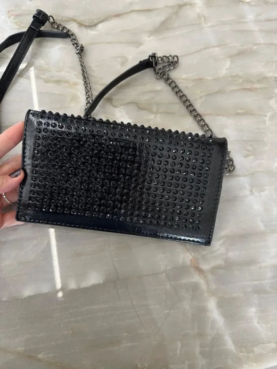 Bolsa preta com pedrinhas 