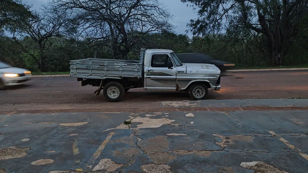 Ford F-1000 Super Diesel CE 3.9 1984