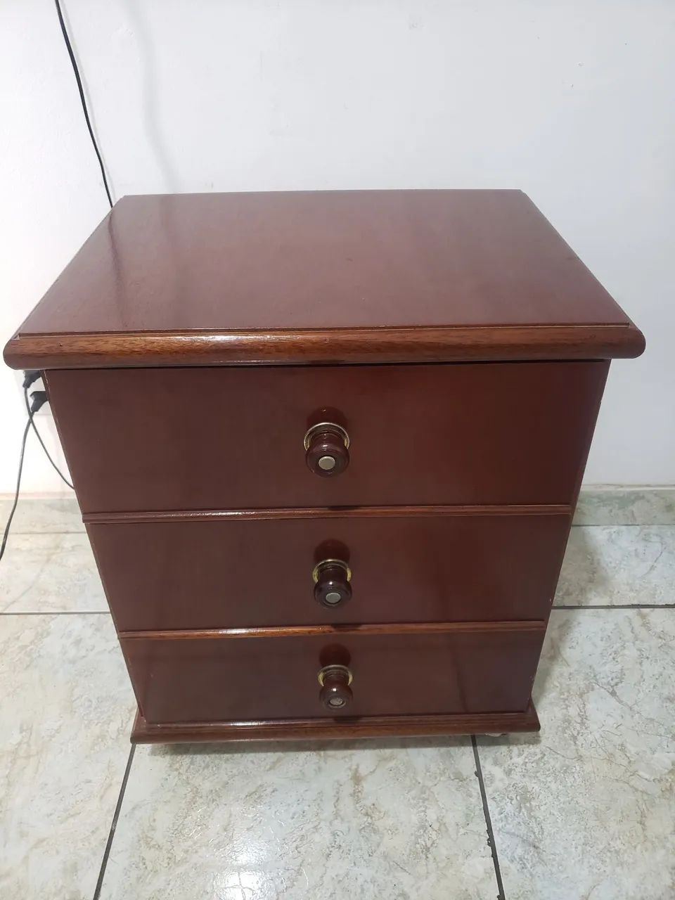 Mesa de cabeceira madeira envernizada usada