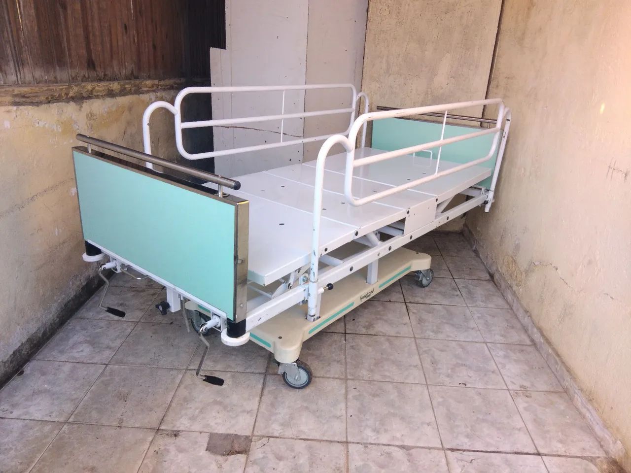 Cama hospitalar com 2 manivelas  - Foto 5