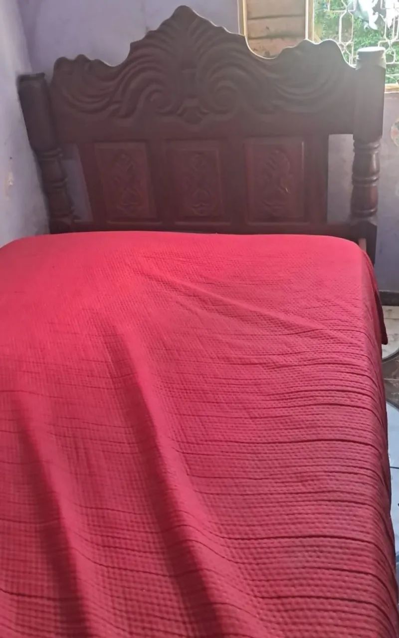 Cama de casal em madeira 