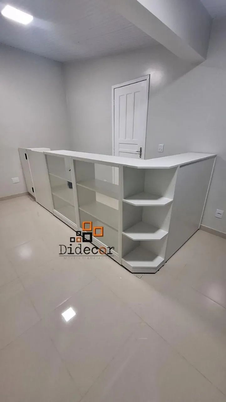 Balcão vitrine com porta