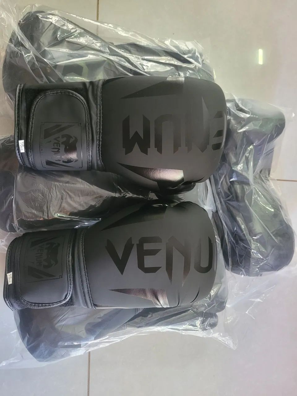 Luvas de boxe lacradas