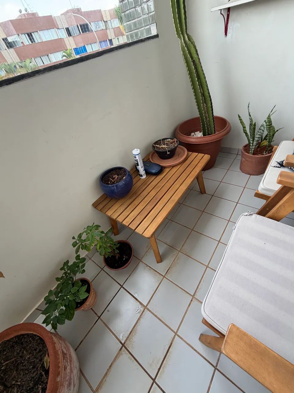 Conjunto duas poltronas e mesa madeira  - Foto 2