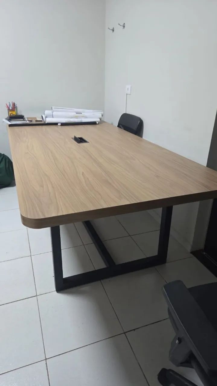 Vendo mesa para reunião 