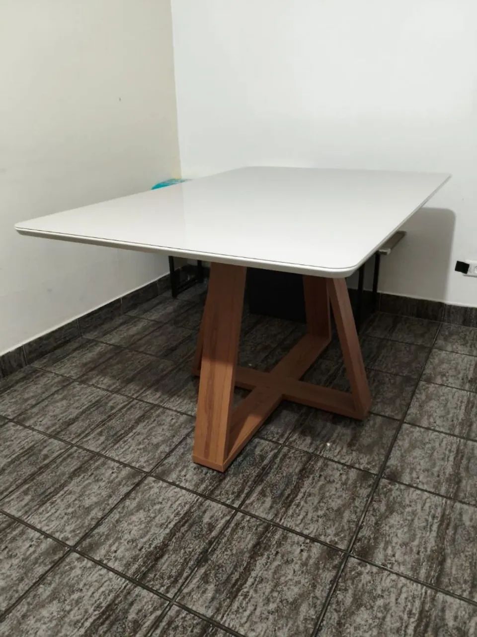 Mesa de Jantar Nova - Tampo de Vidro e Pés em Madeira Maciça - Foto 2