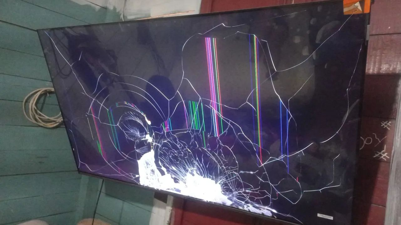 Tv TCL 50 polegadas quebrada pra venda!  Contato: * 