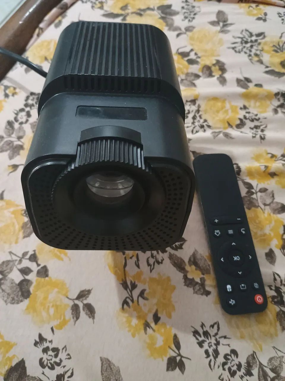Projetor portátil e de fácil manuseio apenas R$:250