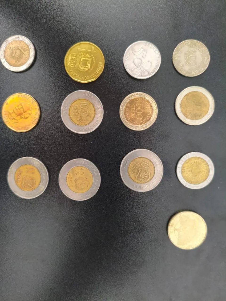 Moedas diversas para coleccionador (Pesos dominicanos, Colombianos e Argentinos)