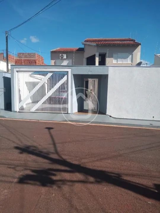 SOBRADO COM 3 DORMITÓRIOS E GARAGEM COBERTA
