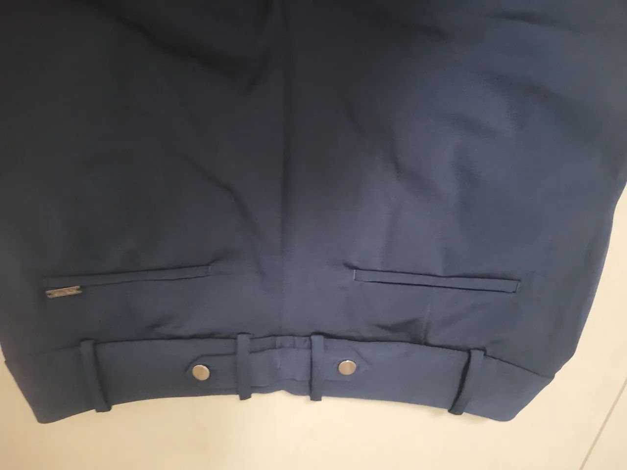 Calça social azul marinho com elastano, detalhes no cos com botões e cinto.  - Foto 5