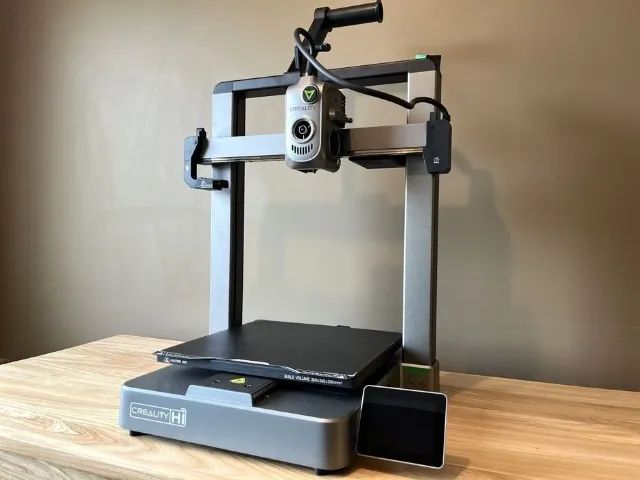 Impressora 3d Creality Hi usada com amostras de filamento