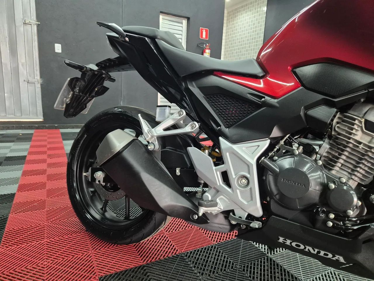 CB 300F CBS , único dono com garantia de fábrica impecável nunca caiu e nunca foi em lava  - Foto 7