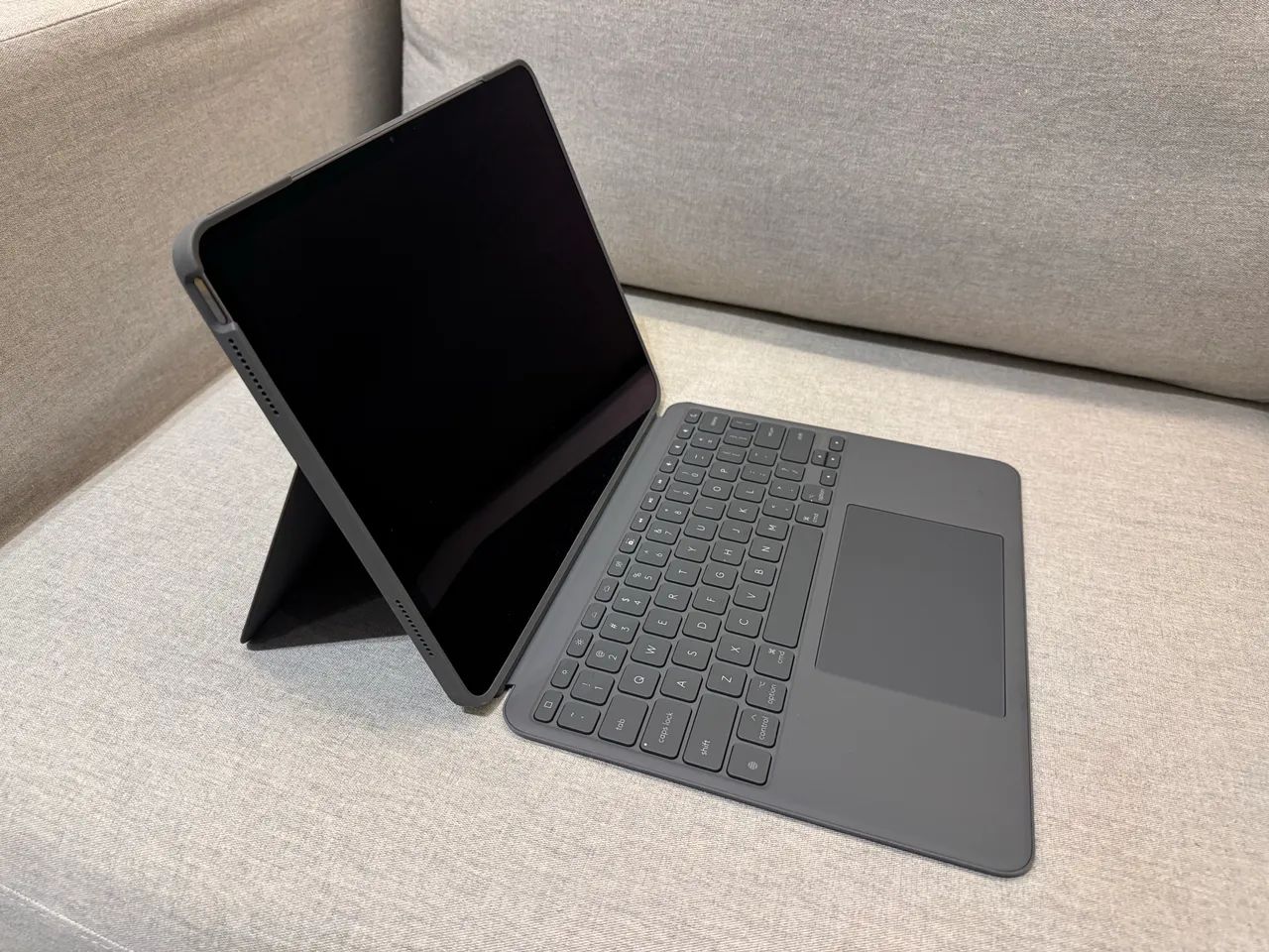 iPad Air 13 polegadas M3 512gb com teclado Logitech combo touch
