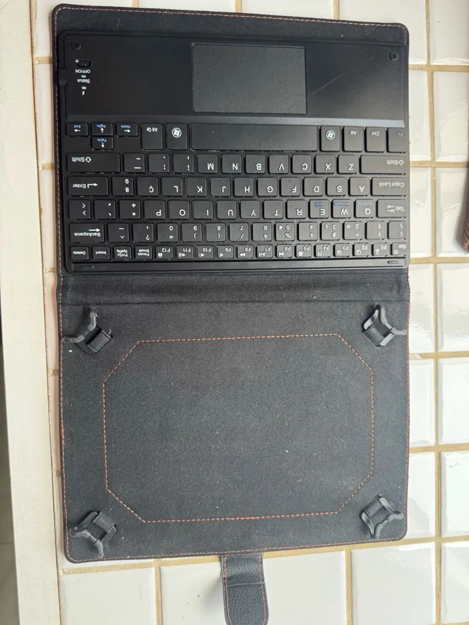 capa com teclado embutido para tablet 