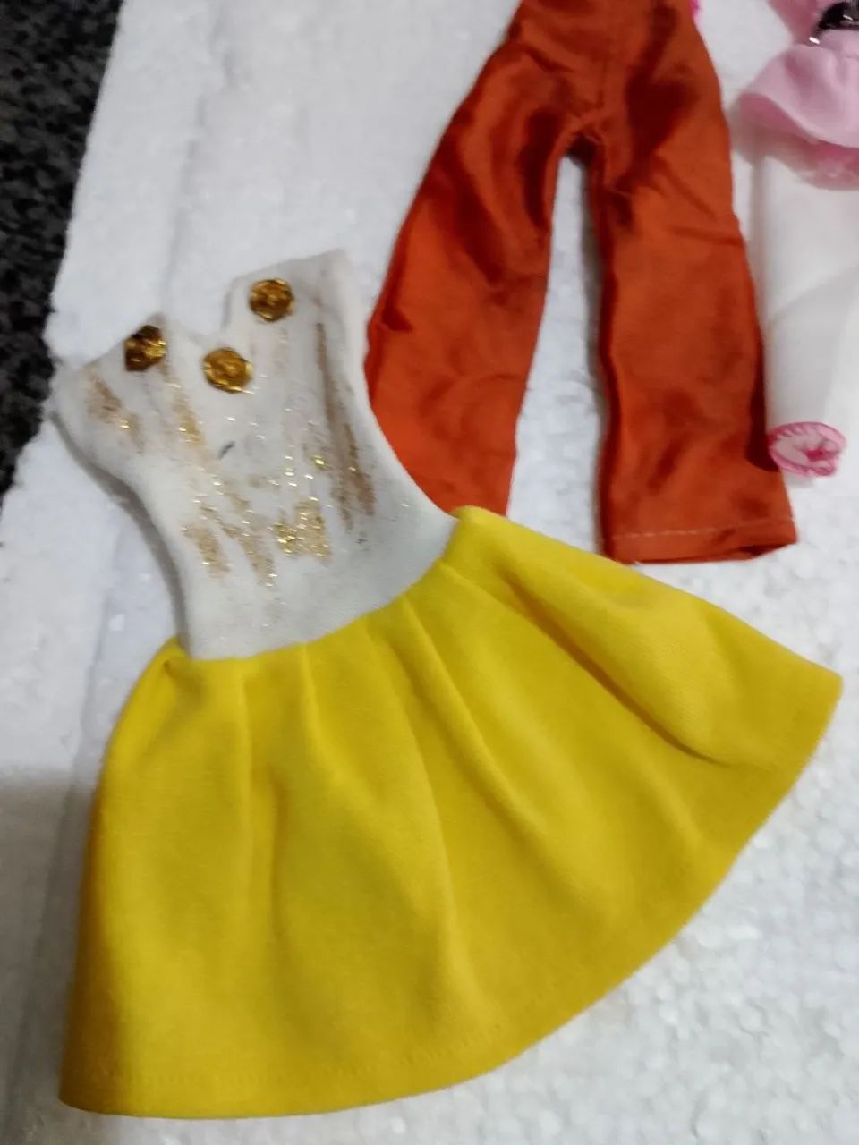 Lote de roupas para bonecas Barbie  - Foto 4