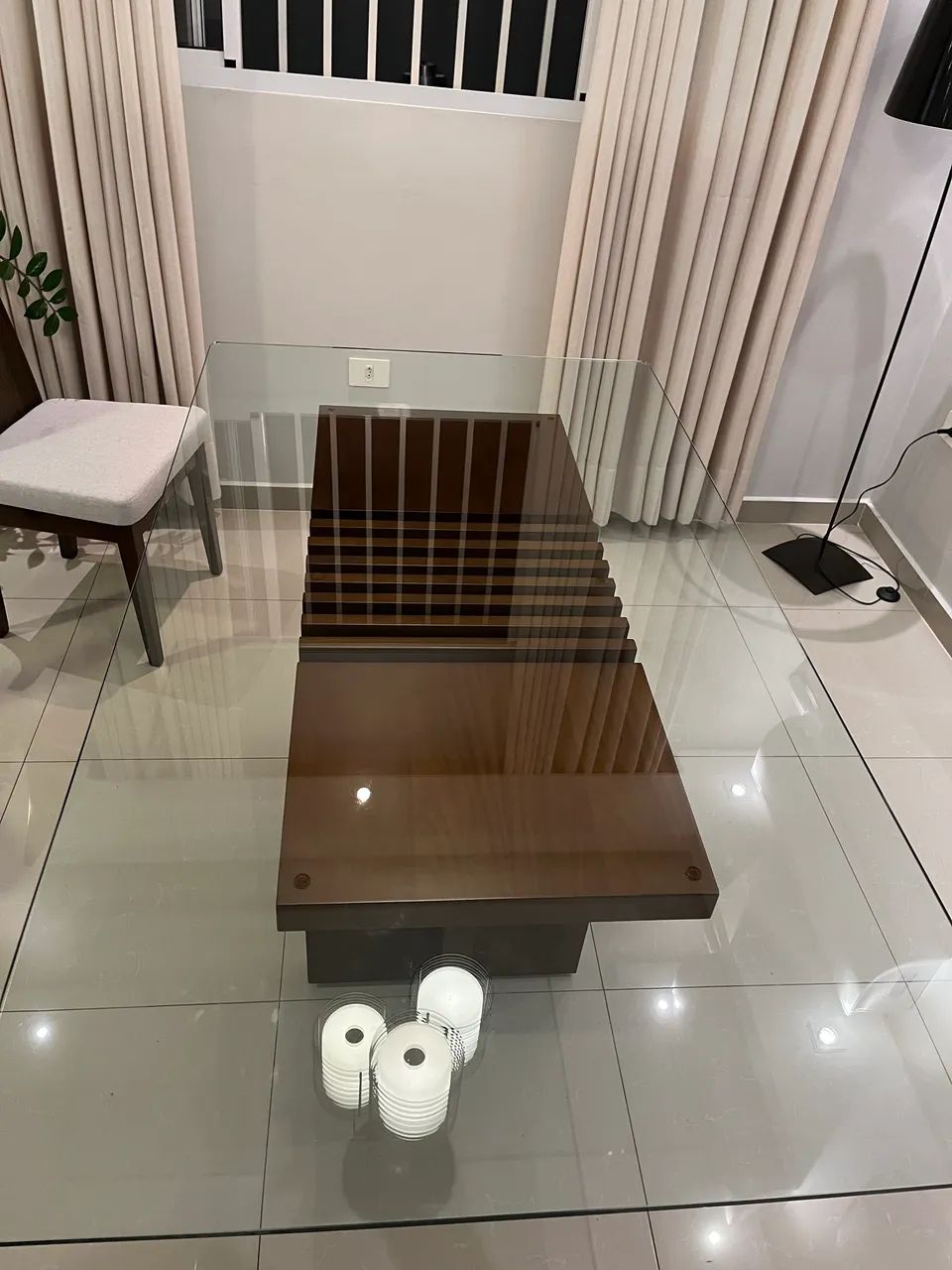 Mesa de jantar de vidro com pé de madeira maciça 1:80 x100 - Foto 5