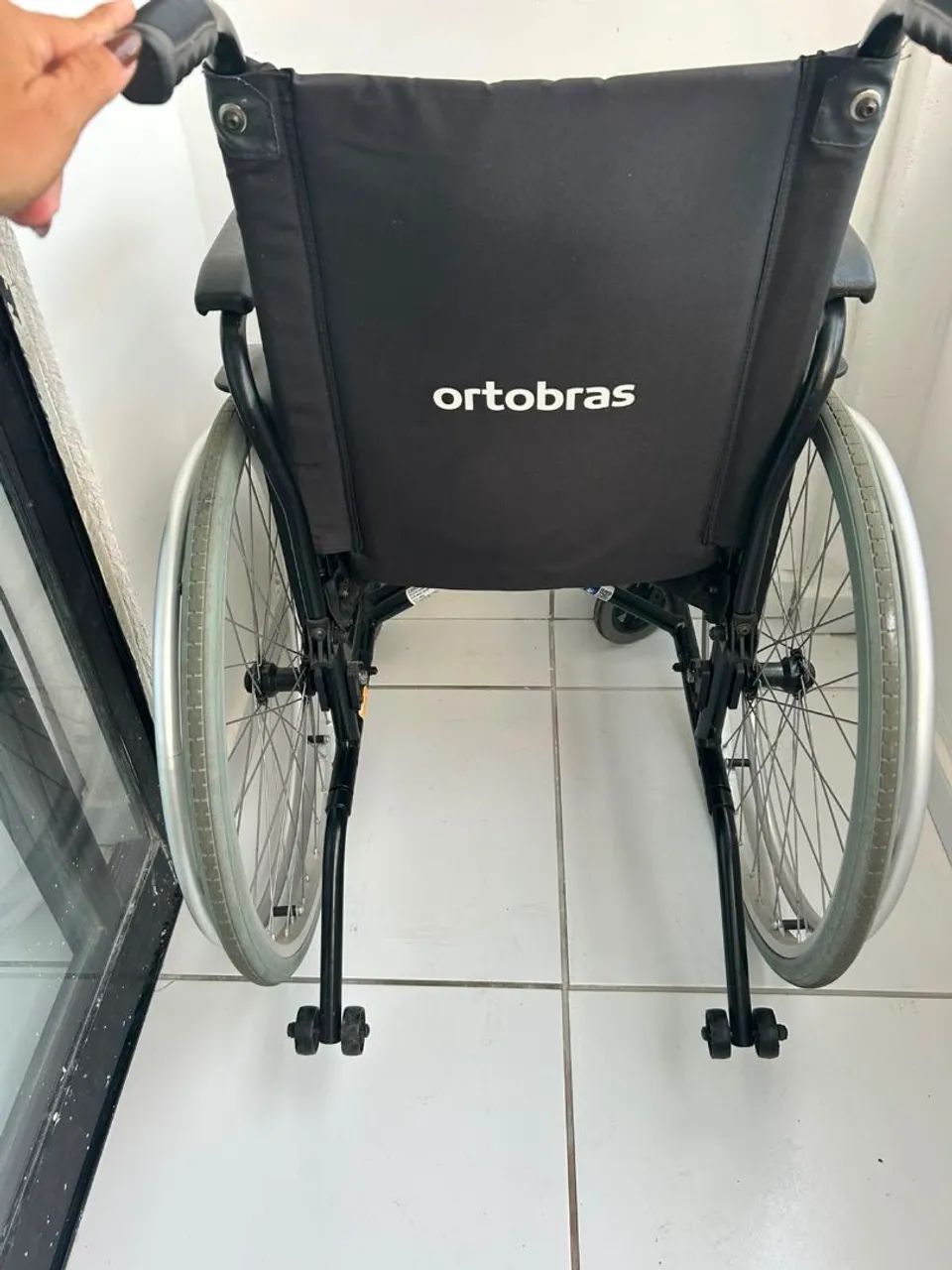 Vendo cadeira de rodas manual - Foto 2
