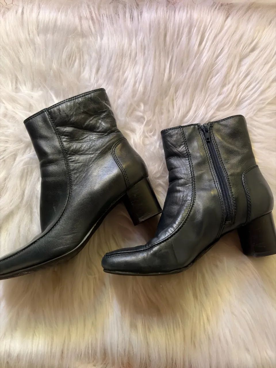 Vende-se bota preta 