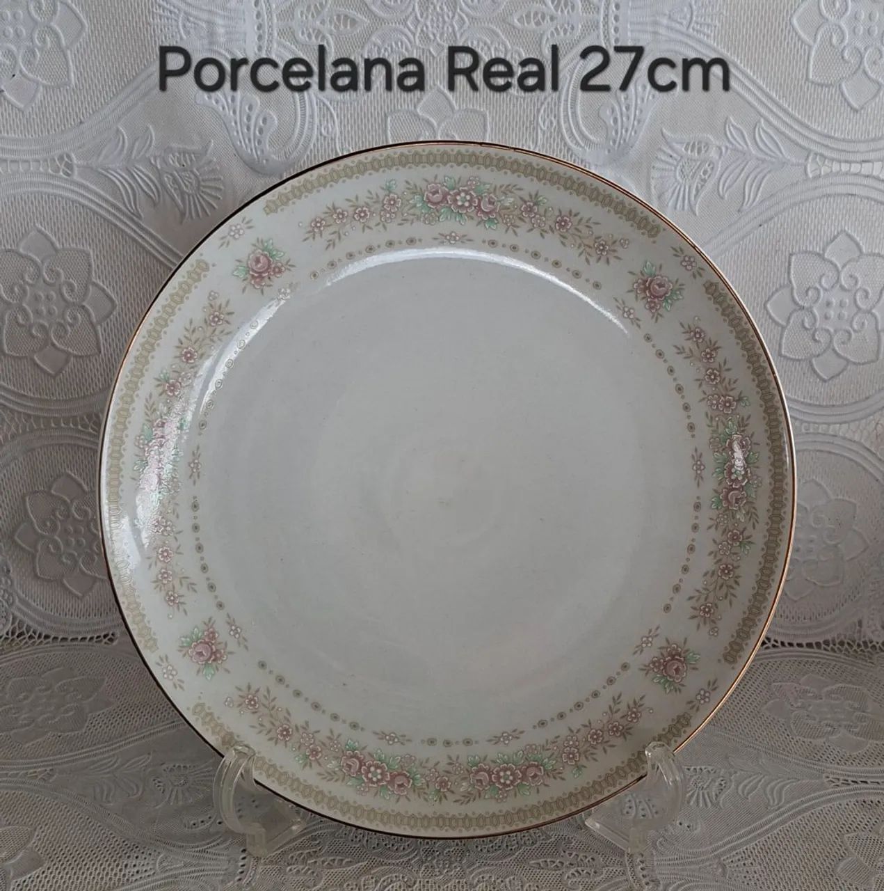 Antigo prato de bolo porcelana Real com padrão floral delicado
