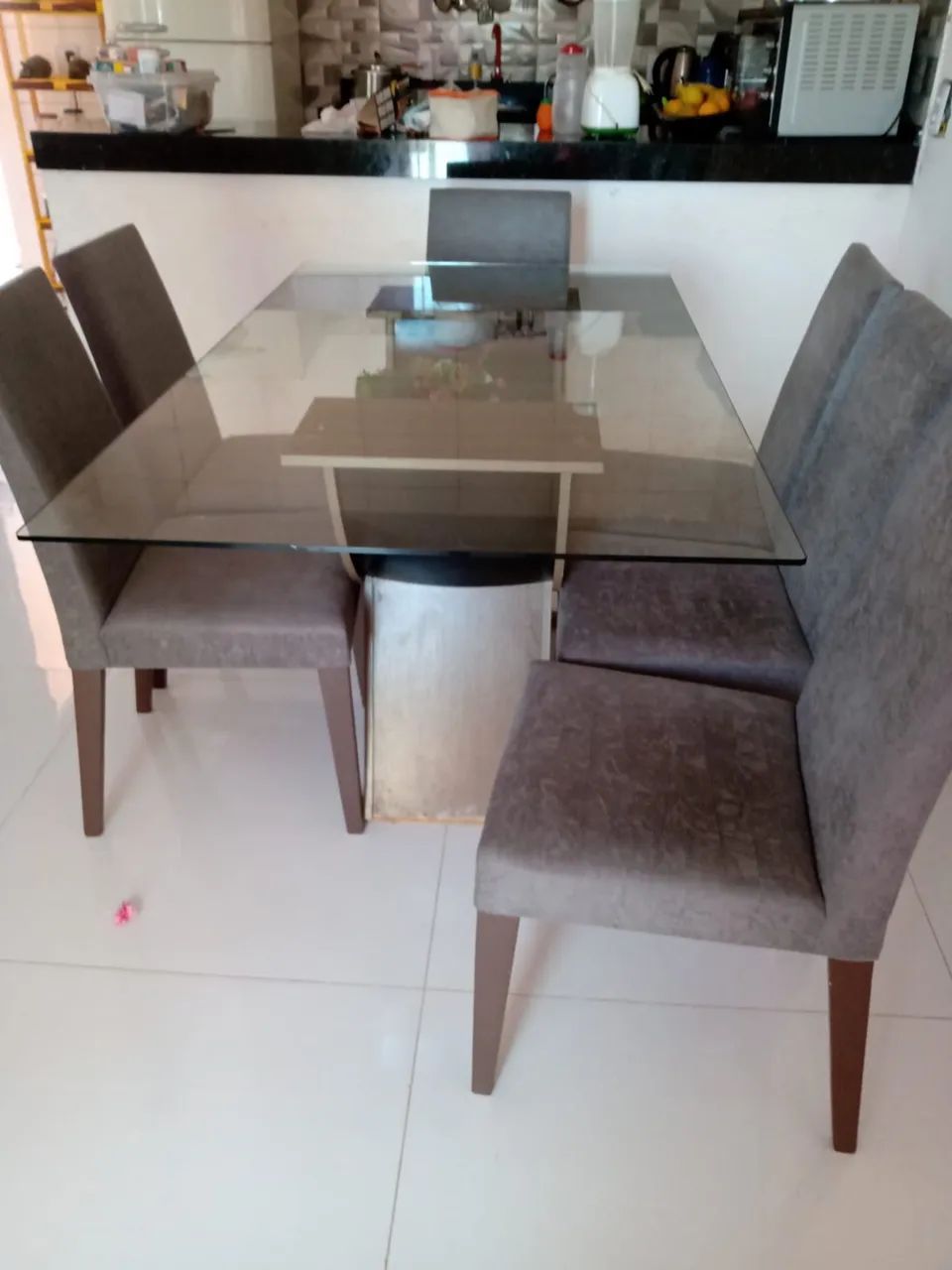 Mesa de vidro com 6 poltronas 