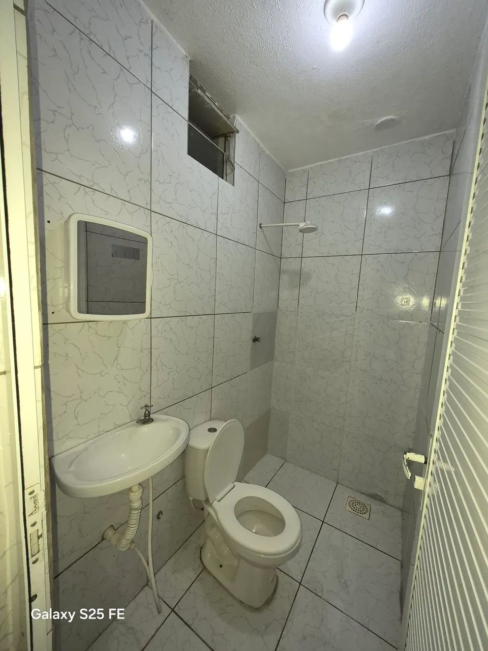 Aluga se casa incluso agua e luz  - Foto 2