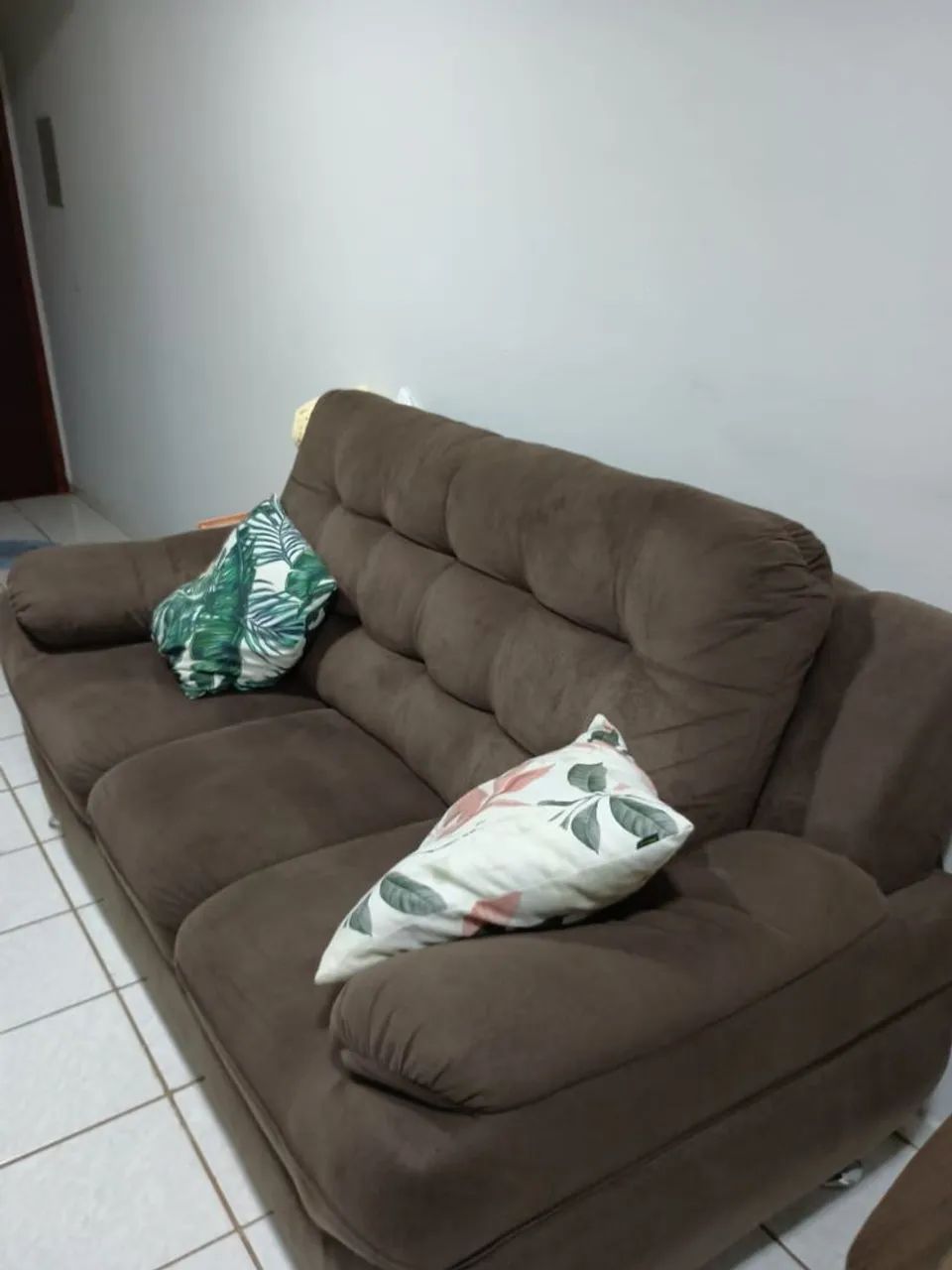 Sofá 3 lugares marrom (tecido, confortável e espaços) - Foto 2