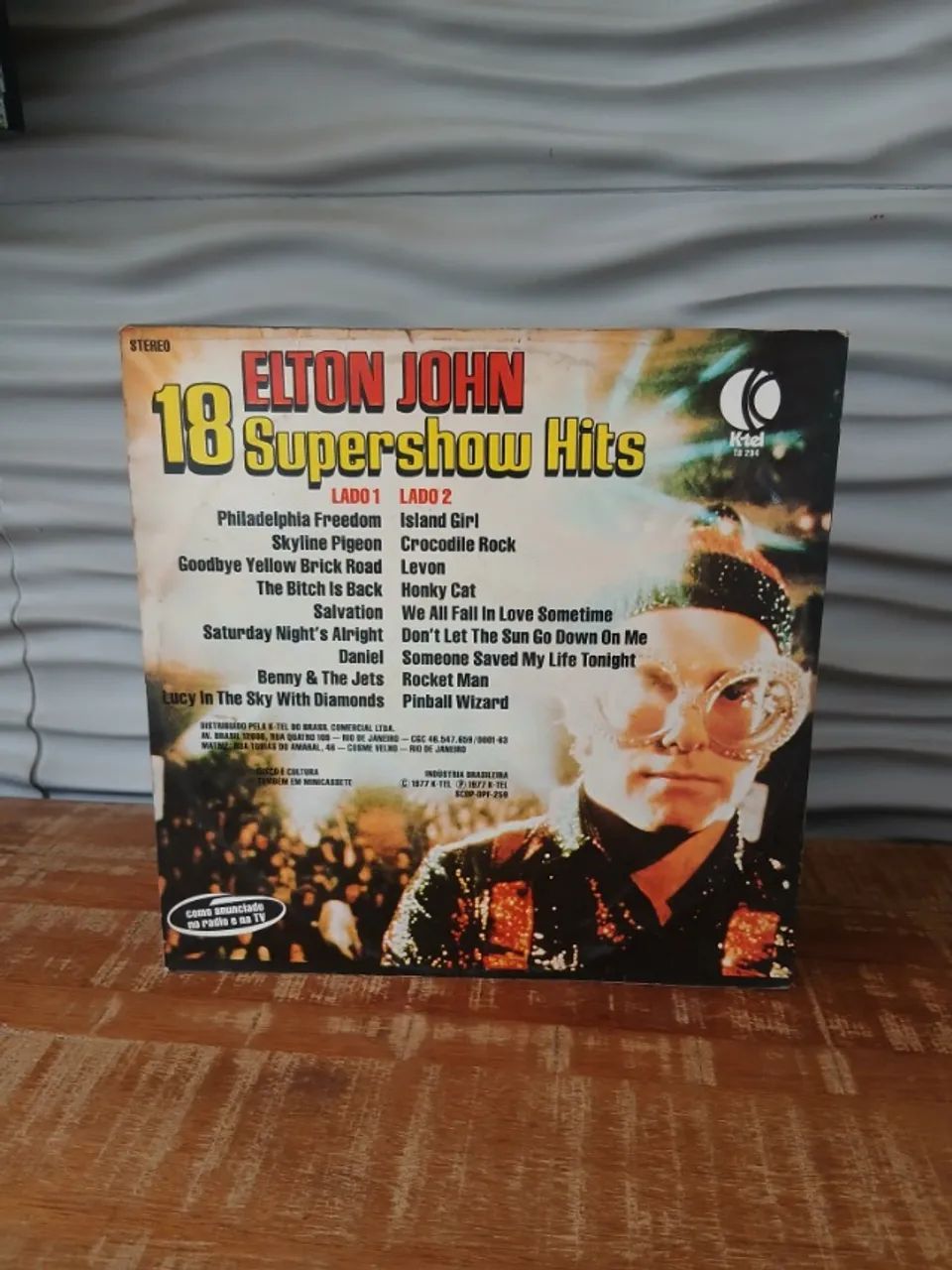 Vinil Elton John "18 Supershow Hits"  - Foto 2