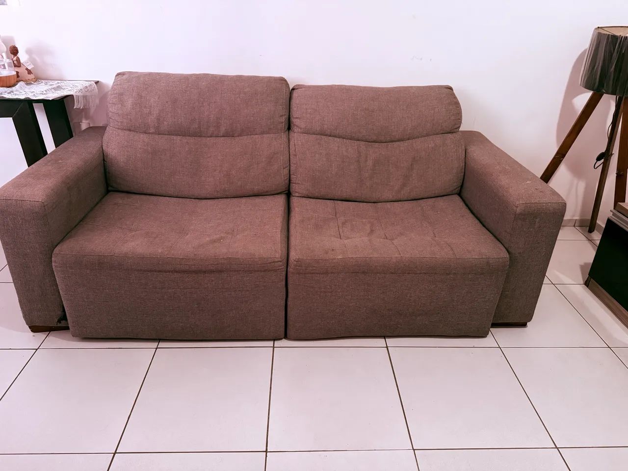 Vendo um sofá e um conj de mesa com 4 cadeiras 