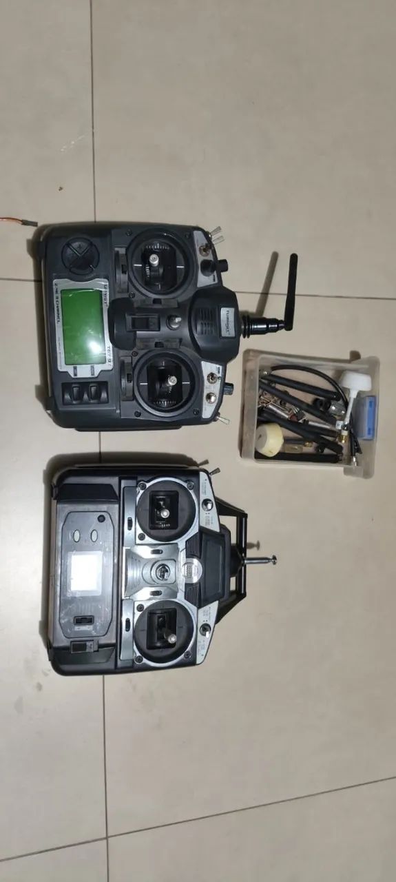 Kit Desapego: 2 Rádiostransmissores (Turnigy 9X + Futaba T6EXP + controlodares de gimbal + - Foto 4