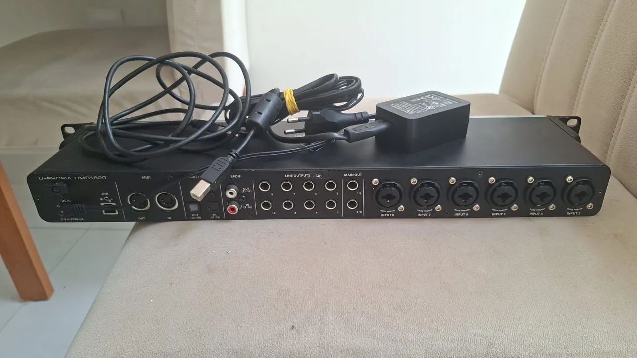 Placa de áudio Umc1820 USB Behringer preta - Foto 2