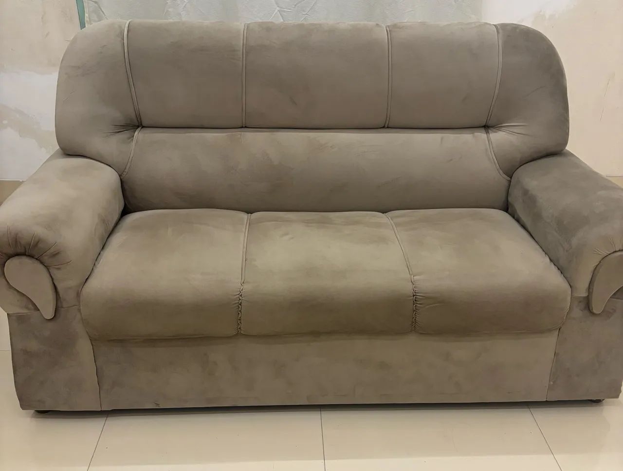 Jogo de sofás 2 e 3 lugares 1,40x1,80 tecido veludo semi novo