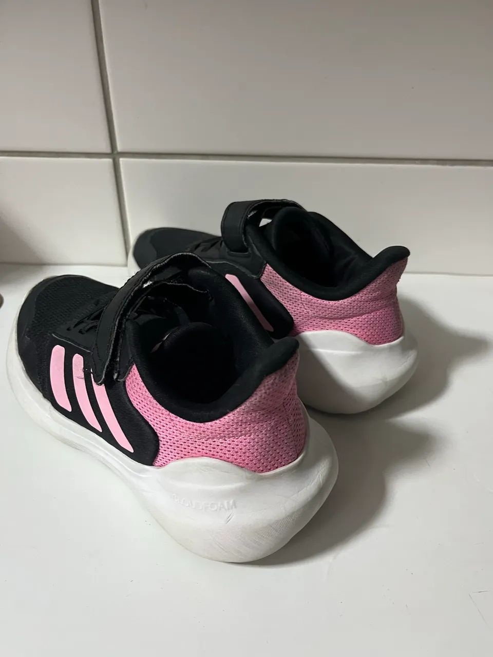 Tenis Adidas Tamanho 32 - Foto 4