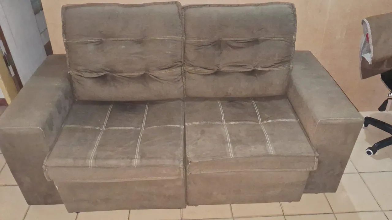 Sofá  2 lugares cor marrom 