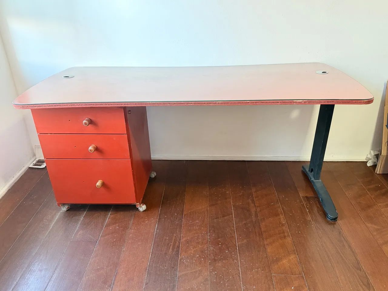 Mesa de estudo grande com vidro e com gaveteiro