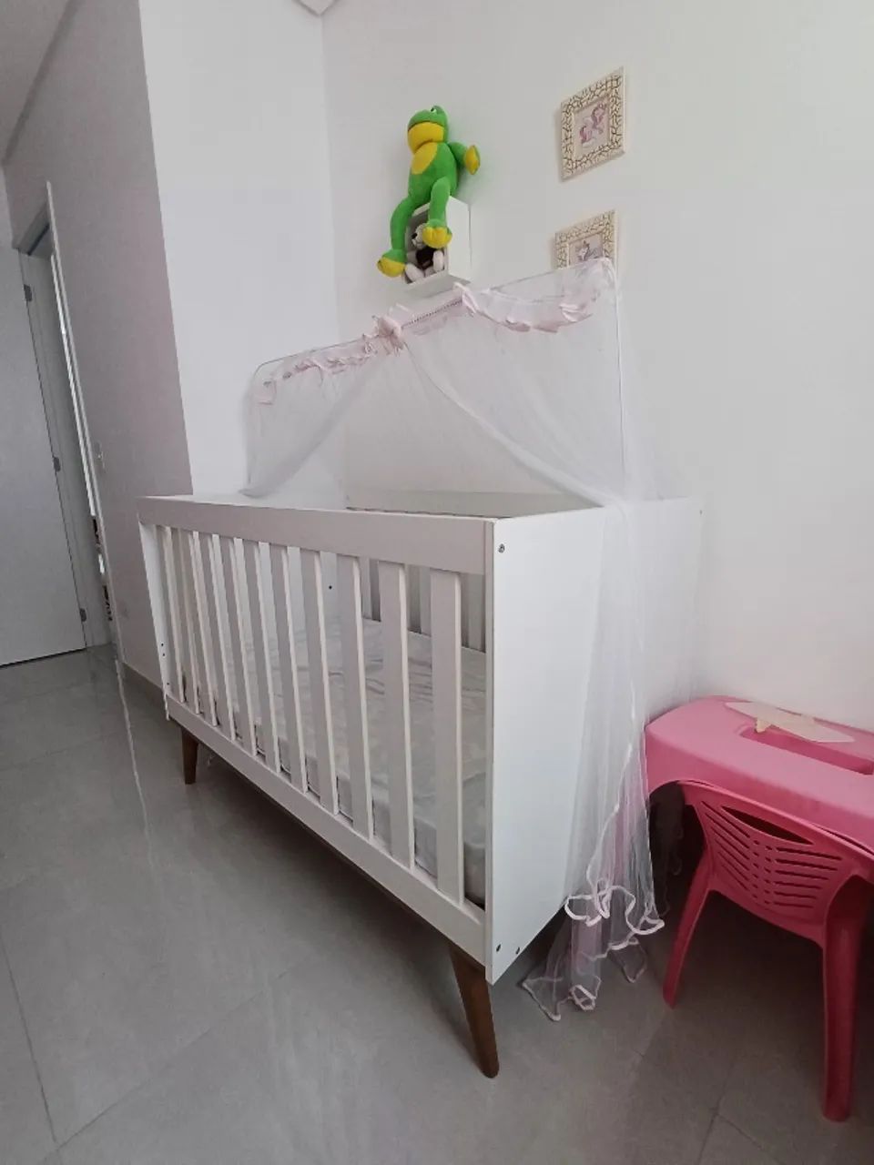 berço em mdf e madeira para bebê com colchão