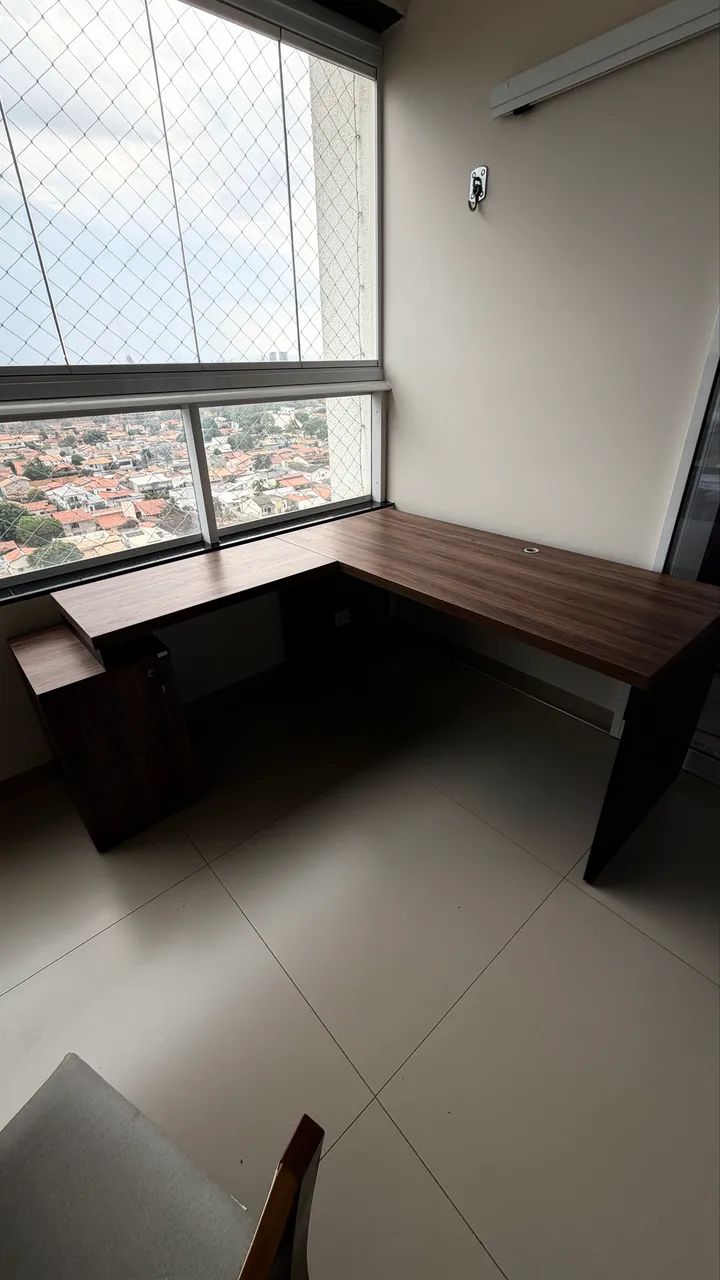 Mesa de escritório em L com gaveteiro