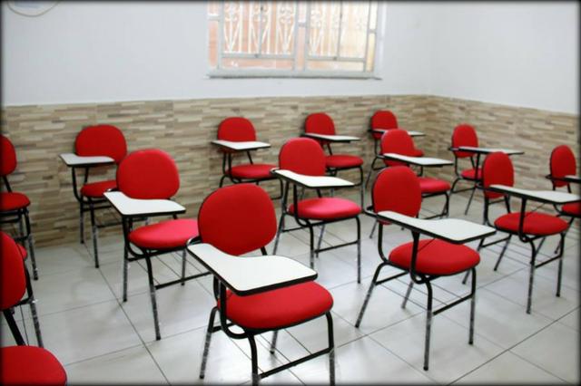 Cadeira universitária estofada com porta livros/prancheta lateral à vista dinheiro - Foto 4