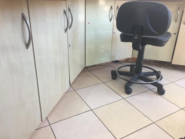 Balcão de recepção com vitrine e caixa - Foto 5