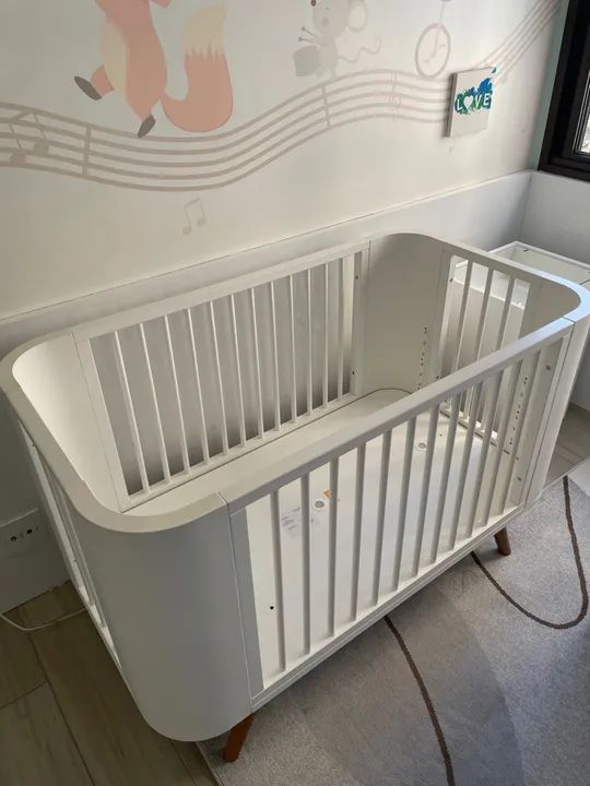 Berço zlin Branco pés de madeira - Foto 3