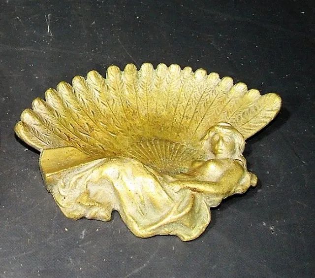 Antigo cinzeiro em bronze representando com escultura Figura feminina com leque Descrição - Foto 4