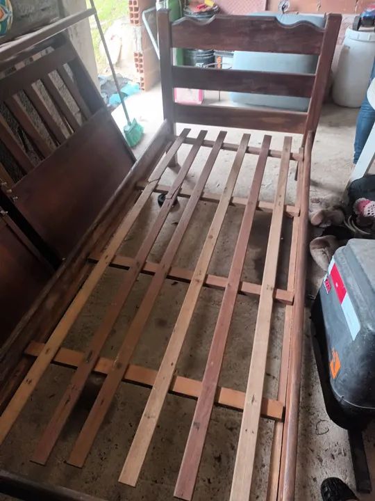 Cama de madeira maciça