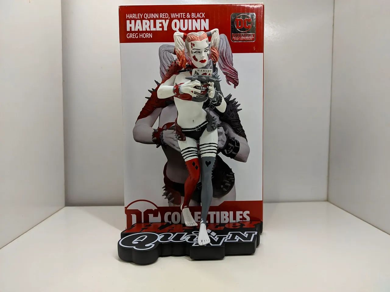 Estátua DC COLLECTIBLES HARLEY QUINN RED, WHITE & BLACK GREG HORN - Foto 5
