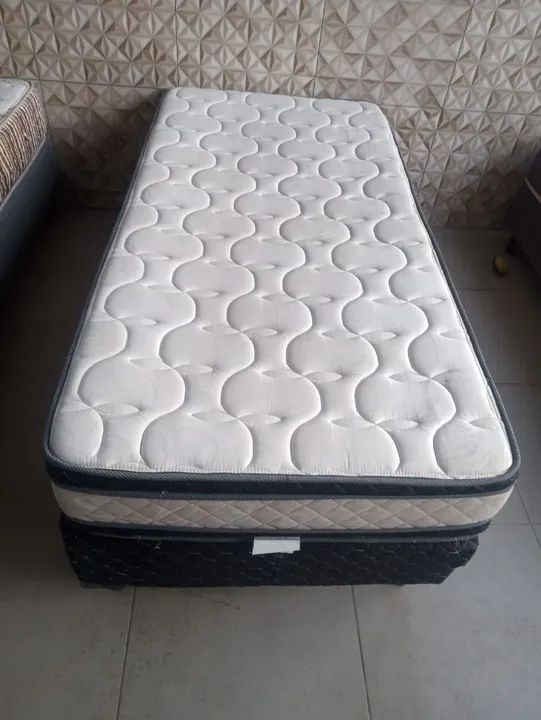 Vendo cama box  de solteiro em excelente estado, colchão de molas ensacadas. - Foto 2