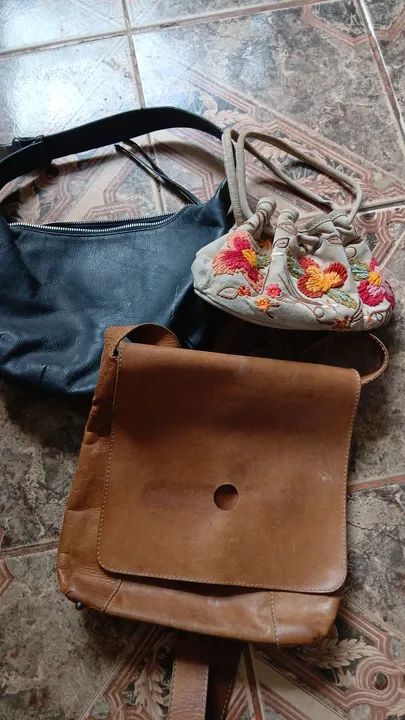 Bolsa, carteira transversal e bolsa de mão Arezzo. Valores variados 